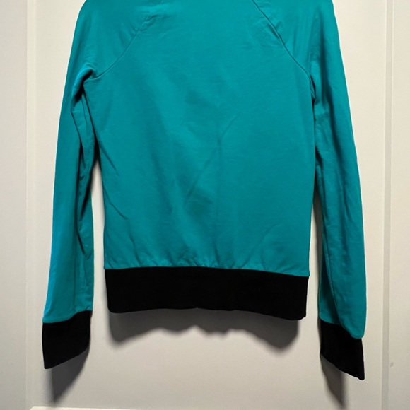 *SOLD* Women's Oakley Jacket - Picture 2 of 3